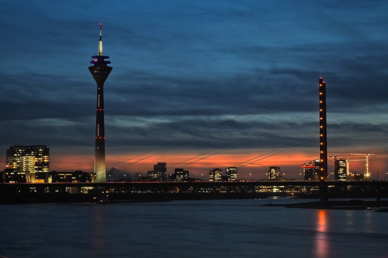 duesseldorf_rheinbruecke.jpg